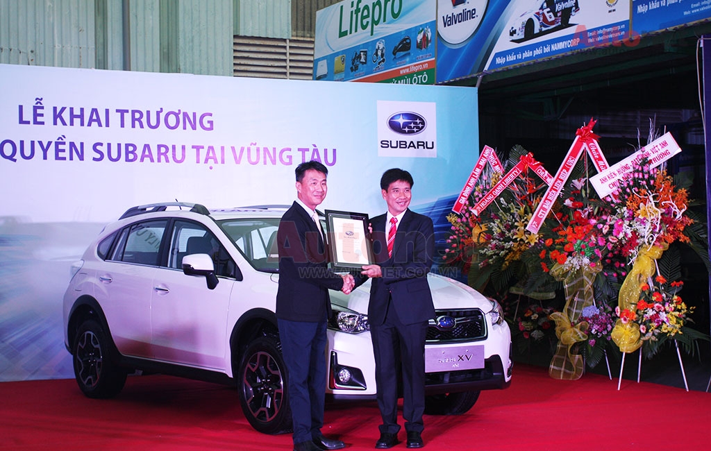 Ông Jonathan Tan – Tổng Giám đốc Công ty Motor Image Việt Nam trao chứng nhận đại lý cho Công ty CP TMDV Xe hơi Vũng Tàu.