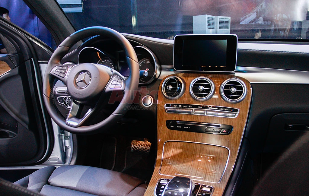 Nội thất ốp gỗ tinh tế, tôn thêm vẻ sang trọng xứng tầm thương hiệu Mercedes-Benz cho GLC