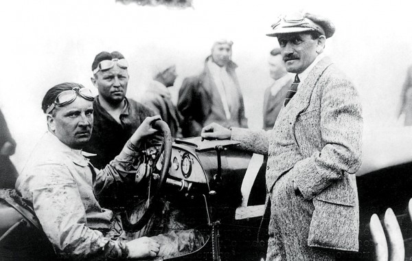 Tay đua Alfred Neubauer (trái) và Ferdinand Porsche (phải) đứng cạnh chiếc  Mercedes “Kompressor” tham gia giải đua Targa Florio năm 1924