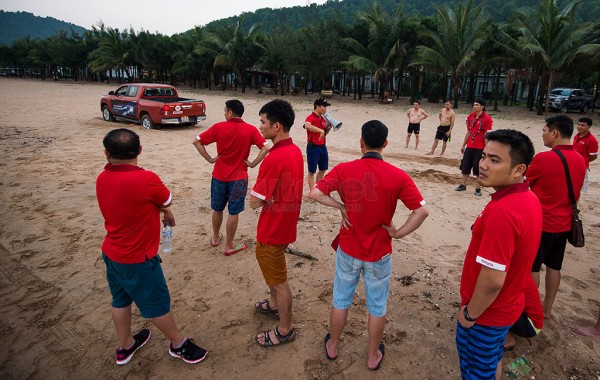 Một tình huống xe sa lấy trên cát được ban tổ chức đưa ra để thách thức các thành viên trong đoàn