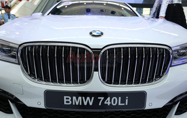 Lưới tản nhiệt hình 2 quả thận đặc trưng của BMW vẫn được giữ lại, cản trước mạ chrome nằm sát dải đèn LED ban ngày
