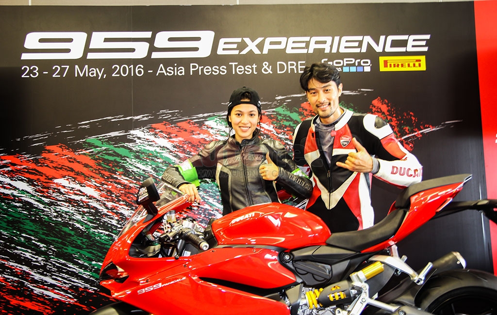 Cặp đôi "fan cuồng" Ducati đã có dịp trải nghiệm 959 Panigale tại Thái Lan