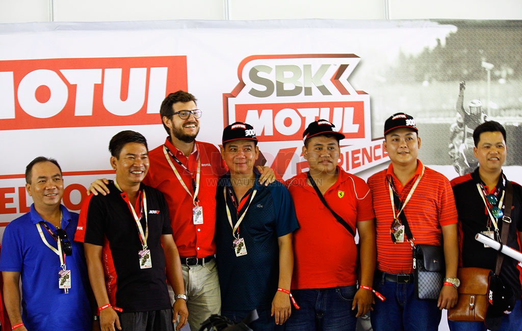Tổng giám đốc Motul Việt Nam cùng khách hàng tại Sepang ủng hộ tinh thần các đội đua