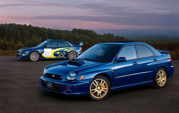 Subaru Impreza WRX STI: Đây là mẫu xe mà không một người hâm mộ tốc độ hay rally nào không biết tới. Cái tên WRX và STI đi cùng với Impreza gắn liền với ba giải vô địch Rally thế giới từ năm 1995 đến 2003. Đây là đối thủ tầm cơ của Mitsubishi Lancer Evolution – mẫu xe đã ngừng sản xuất.