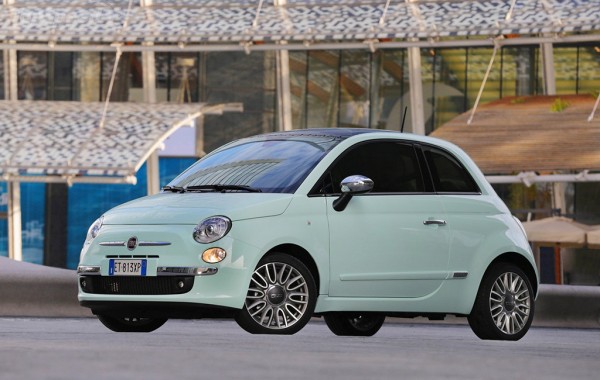 Kích thước “tin hin” của Fiat 500 khiến cho Mini Cooper trông to lớn hơn hẳn. Đây là một mẫu xe hai cửa nhỏ nhắn và cá tính theo phong cách Italia cho nhu cầu di chuyển trong đô thị đông đúc. Giá tiêu chuẩn: $16,995.