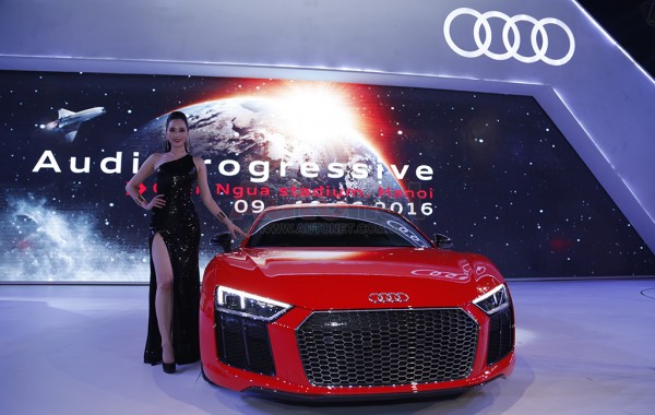 Siêu phẩm Audi R8 với sắc đỏ nổi bật thu hút khá nhiều người xem.