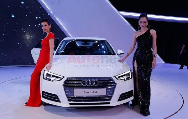 Audi A4 - mẫu xe điểm nhấn của sự kiện càng nổi bật hơn với những người mẫu bên cạnh.