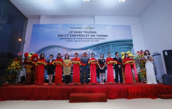 Các quan chức cấp cao của GM Việt Nam và đại lý Chevrolet Hà Thành cùng nhau cắt băng khánh thành đại lý