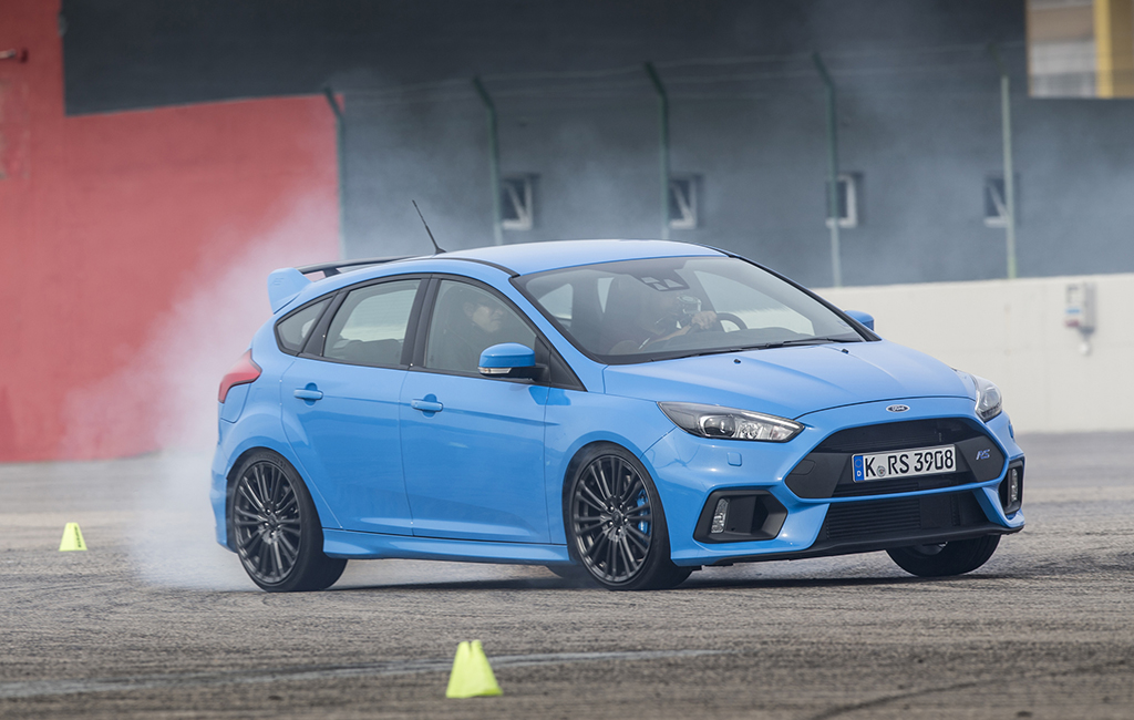 2016-Ford-Focus-RS-front-three-quarter-in-motion-29