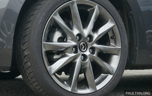 Mazda áp dụng công nghệ mới lên mẫu sedan hạng C có tên là G-Vectoring, giúp điều chỉnh mô-men xoắn dựa theo vòng quay của vô-lăng.