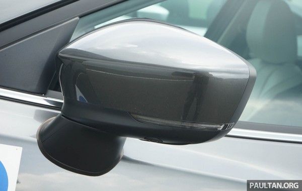 Đèn xi-nhan được chuyển vị trí từ mép gương vào trong gáo gương. Mazda đã đặt dải xi-nhan này rất tinh tế để người ngoài có thể khó nhận ra bằng mắt thường.