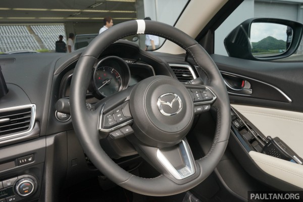 Vô-lăng Mazda3 được thiết kế lại thể thao và sang trọng hơn hẳn. Kết hợp với công nghệ G-Vectoring, Mazda3 hứa hẹn sẽ đem đến cảm giác lái tốt hơn.