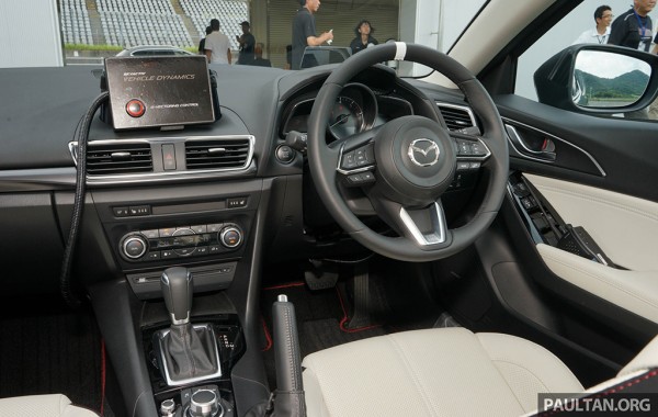 Nội thất của Mazda3 tại Nhật Bản nhìn tinh tế hơn một chút. Đáng tiếc là phanh tay chưa được chuyển sang loại điện tử.