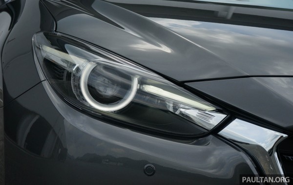 Cụm đèn chiếu sáng chính lớn hơn trước; đèn ban ngày LED cũng tinh tế hơn. Tuy nhiên, Mazda3 vẫn sử dụng thấu kính và đèn xenon chứ chưa có tùy chọn LED như Honda Civic.