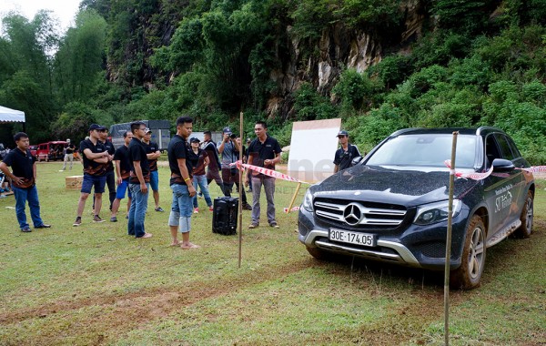 Tại khu vực dừng chân ở Bản Lác, ban tổ chức tạo ra một phần chơi nhỏ để người chơi có thể cảm nhận các tính năng có trên một chiếc Mercedes-Benz SUV