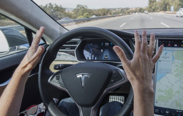 Tính năng AutoPilot trên các dòng xe Tesla vẫn mới đang trong giai đoạn thử nghiệm nhưng nhiều khách hàng đang tỏ ra quá chủ quan