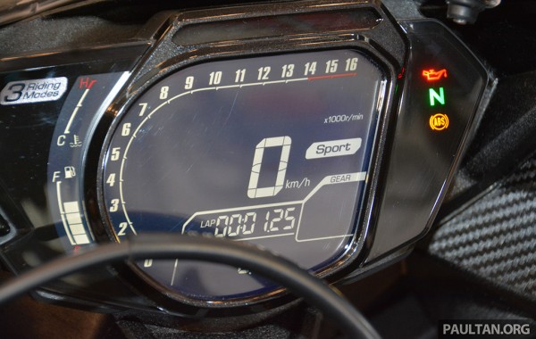 Bảng đồng hồ của xe rộng và bố trí thoáng nên rất dễ nhìn. Các thông số vòng tua, tốc độ, số và chế độ lái đều hiển thị rõ nét.