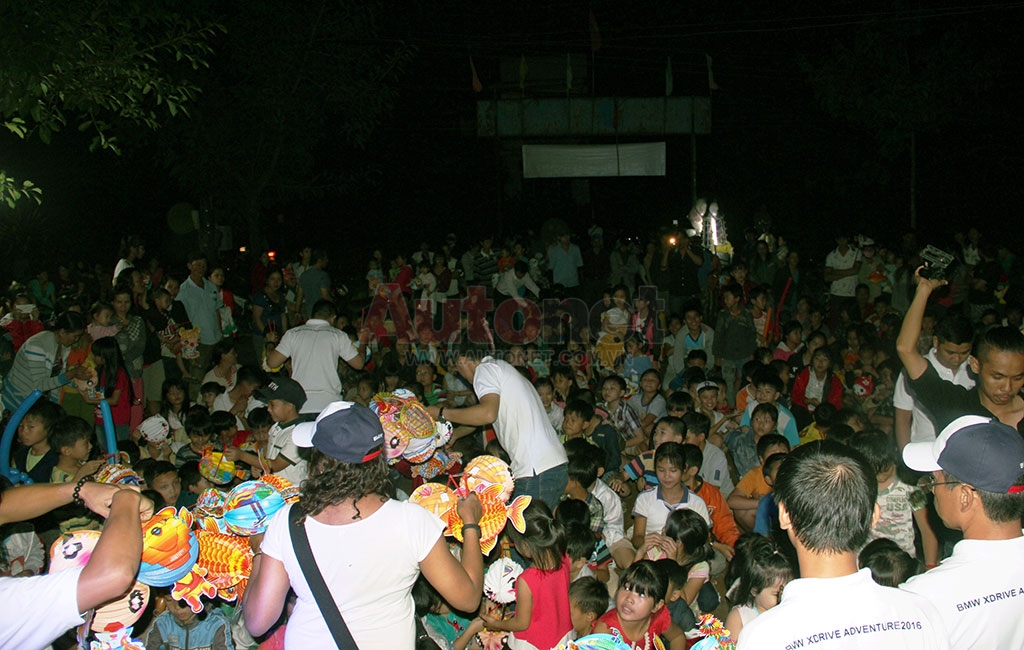 Cuối ngày, đoàn tổ chức buổi thiện nguyện tặng quà cho hàng trăm em nhỏ có hoàn cảnh khó khăn tại xã Đại lào