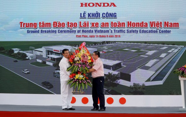 Đại diện tỉnh Vĩnh Phúc chúc mừng Honda Việt Nam xây dựng thêm một trung tâm đào tạo lái xe an toàn mới 