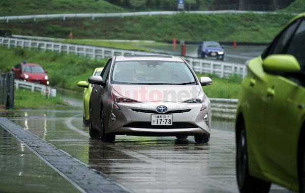Màn chạy thử chiếc Prius trong khuôn viên của trường đua Fuji International Speedway, Nhật Bản