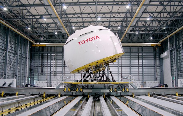 Thiết bị mô phỏng giả lập hành vi lái xe của người điều khiển của Toyota tại trung tâm R&D Higashi Fuji