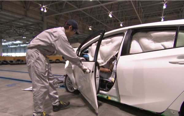 Quá trình kiểm tra sau va chạm trên Toyota Prius thế hệ mới