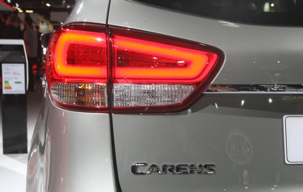Đèn hậu của xe Carens 2017 cũng không có thay đổi, với đường viền LED khép kín, dễ nhận dạng vào cả ban ngày lẫn ban đêm.