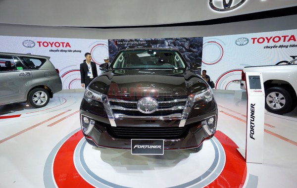 Toyota Fortuner 2017 trông hiện đại và dài hơn so với thế hệ cũ