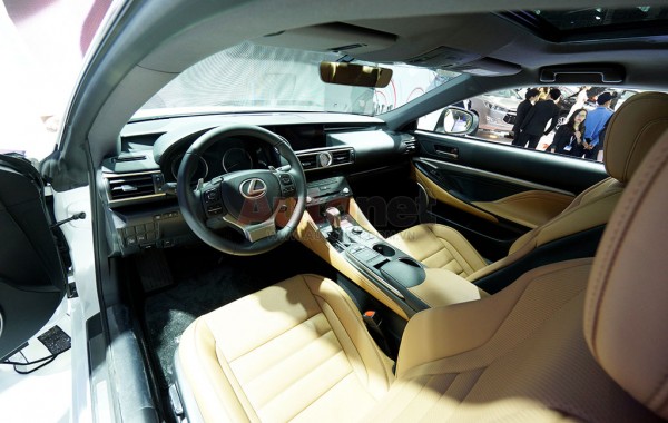Các chi tiết mang thiết kế đặc trưng của Lexus với chất liệu và công nghệ cao cấp