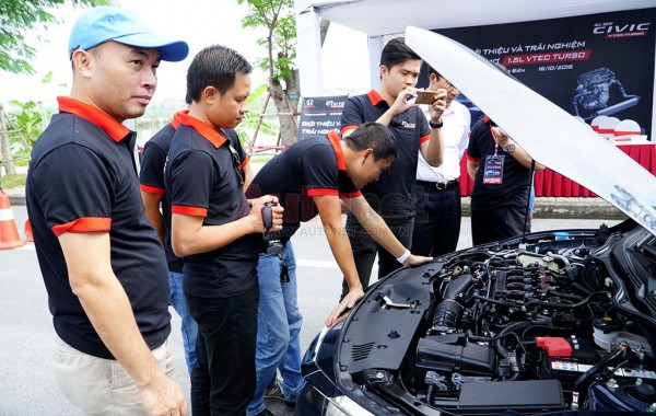 Rất nhiều phóng viên báo chí quan tâm đến động cơ mới 1.5 VTEC Turbo của Civic thế hệ mới