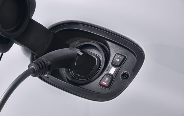 Xe Panamera Hybrid mới có mức tiêu thụ nhiên liệu là 2,5 lít/100 km.