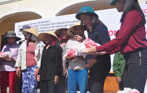 Bà Đoàn Thị Yến trao quà cho người dân tỉnh Quảng Bình