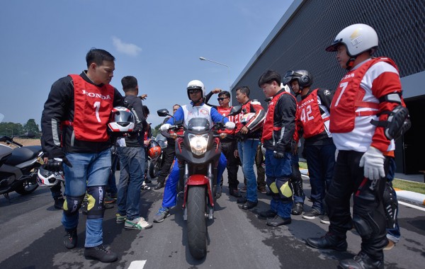Đoàn Việt Nam chăm chú quan sát và nghe hướng dẫn từ Hướng dẫn viên tại Honda Safety Riding Park, Phuket