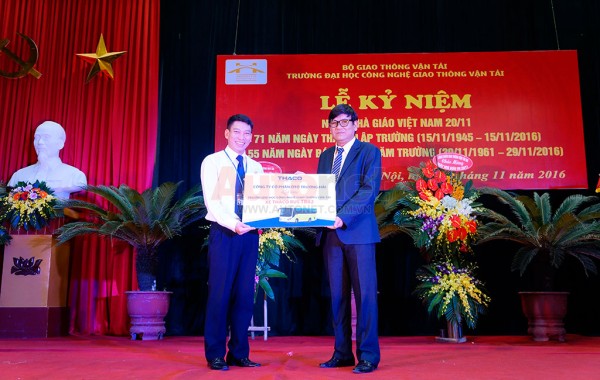 Ông Nguyễn Một - Giám đốc Truyền thông Thaco trao tặng hiện vật tượng trưng cho trường Đại học công nghệ Giao thông vận tải