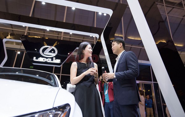 Đại diện Lexus Việt Nam và anh Phillip Nguyễn cùng nhau chia sẻ về mẫu Lexus RC Turbo được trưng bày trong sự kiện thời trang 