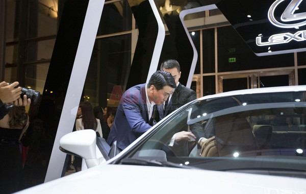 Phillip Nguyễn được nhân viên Lexus Việt Nam giới thiệu về thiết kế và các tính năng có trên xe