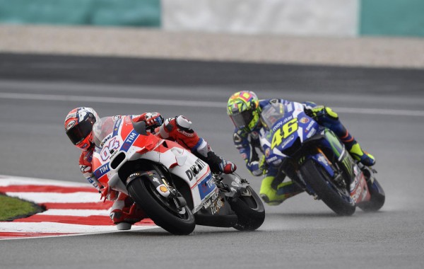 Kể từ sau khi Marquez và Iannone “ngã ngựa”, cuộc đua tốp đầu trở thành cuộc chiến tay đôi giữa 2 người Italia: Dovizioso và Rossi, Yamaha và Ducati.
