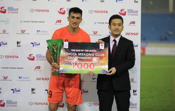 Gaston Merlo của SHB Đà Nẵng nhận giải cầu thủ xuất sắc nhất trận đấu