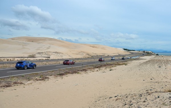 Đường Bàu Trắng đẹp, rộng và thoáng với 2 bên trải dài là cồn cát