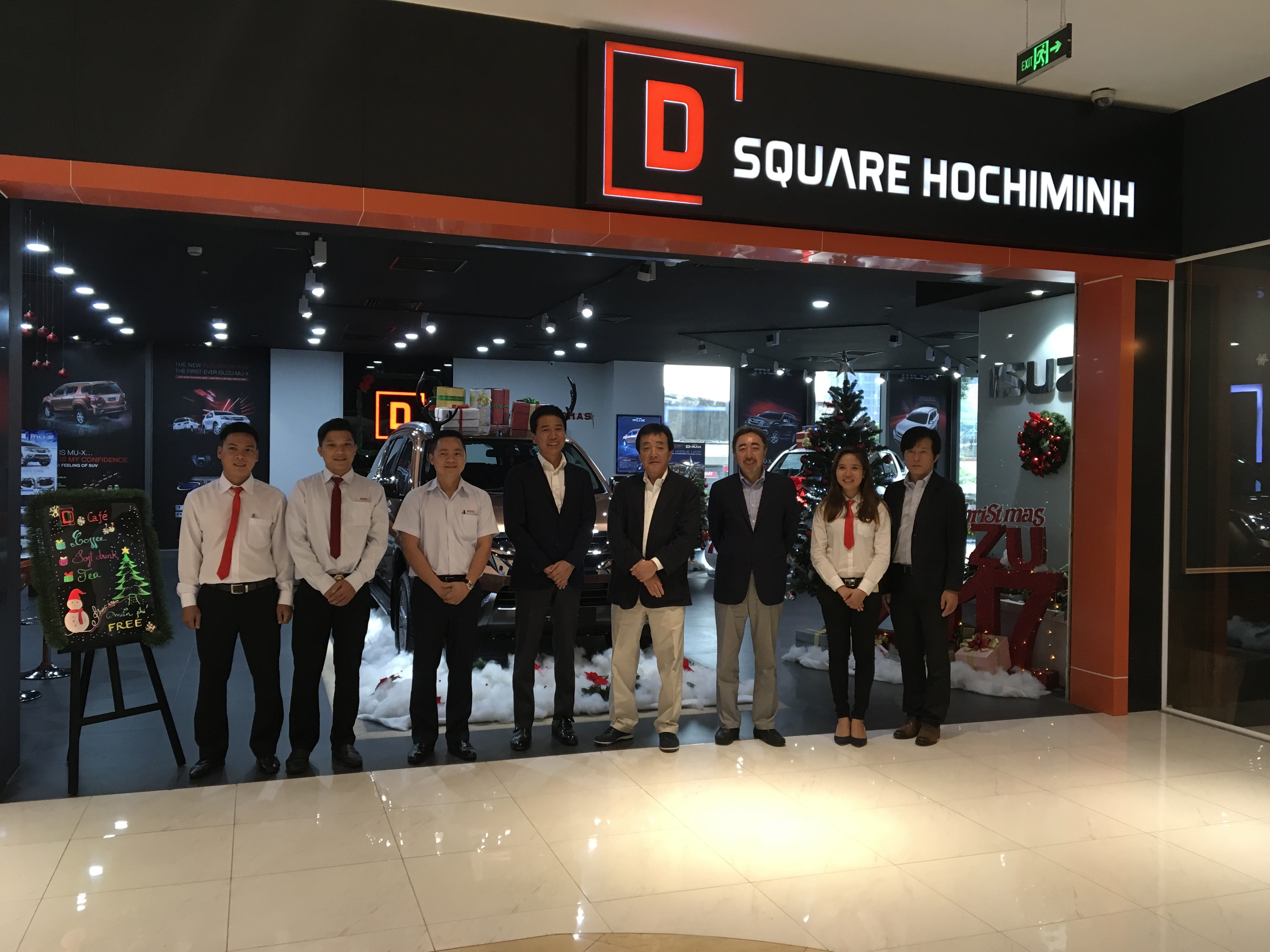 Mr. Susumu Hosoi (thứ 4 từ phải sang) – Chủ tịch Tập đoàn Isuzu Motors Nhật Bản ghé thăm showroom D Square trong chuyến công tác gần đây cũng bày tỏ sự kỳ vọng phát triển hơn nữa tại thị trường Việt Nam