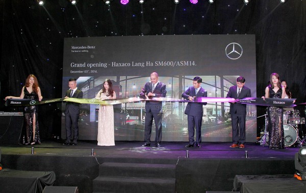 Đại diện của Mercedes-Benz cùng công ty Dịch vụ Ô tô Hàng xanh (Haxaco) cắt băng chúc mừng lễ ra mắt dịch vu Autohaus 600 