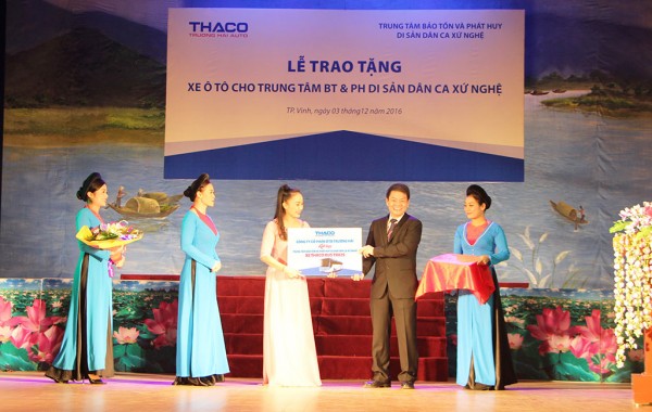 Ông Trần Bá Dương Chủ tịch hội đồng quản trị THACO đã đại diện công ty bàn giao xe cho phía trung tâm