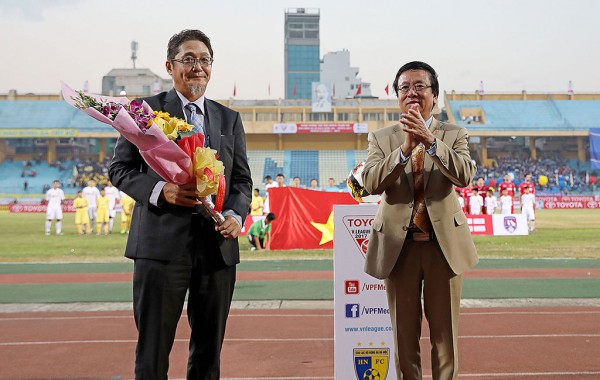 Trưởng ban tổ chức V-League Phạm Ngọc Viễn trao tặng hoa cho ông Toru Kinoshita - Tổng giám đốc TMV