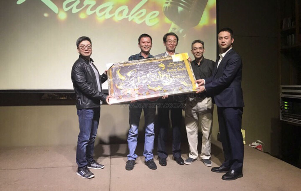 Max Moto rất vinh dự và hãnh diện khi được các lãnh đạo Kawasaki Toàn Cầu trao giải thưởng “Dealer Kawasaki Có Doanh Số Và Dịch Vụ Hậu Mãi Tốt Nhất Việt Nam”.