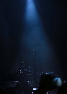 Chiếc Royal Enfield xe của cố nghệ sĩ được đưa lên sân khấu, và trong tiếng đàn sâu lắng, chiếc micro đứng một mình dưới ánh đèn