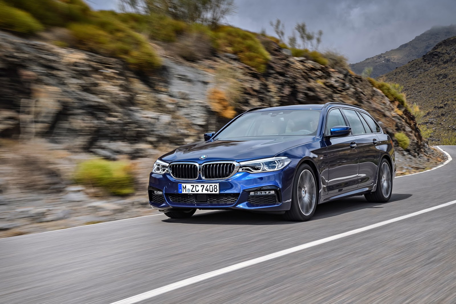 Cùng với i8 phiên bản mới, BMW cũng cho ra mắt toàn cầu chiếc Series-5 Touring hoàn toàn mới