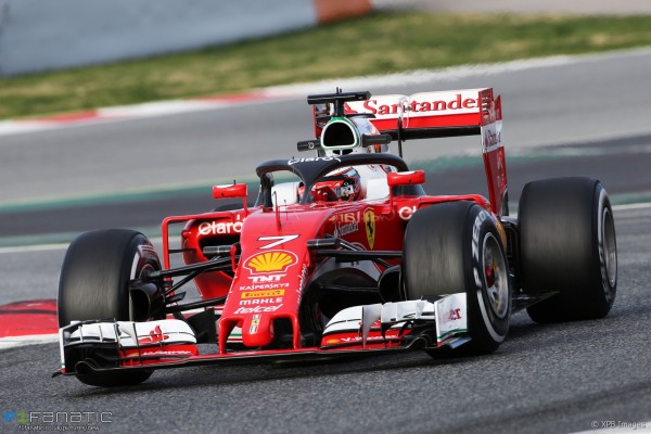 Kimi Raikkonen chạy thử nghiệm khung bảo vệ khoang lái trên chiếc Ferrari  SF16-H tại trường đua F1 Circuit de Catalunya tại Tây Ban Nha vào năm 2016