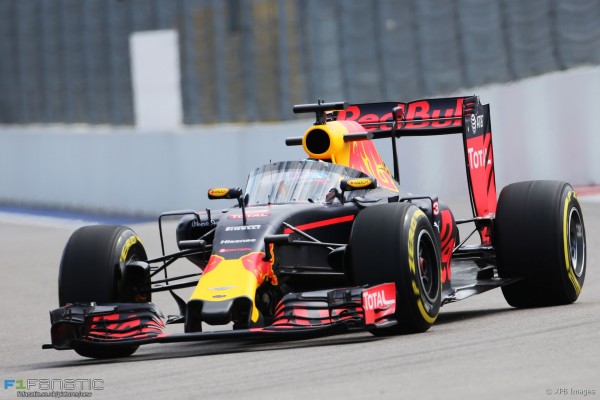 Daniel Ricciardo (AUS) trên chiếc Red Bull Racing RB12 được trang bị hệ thống Aero Screen. 