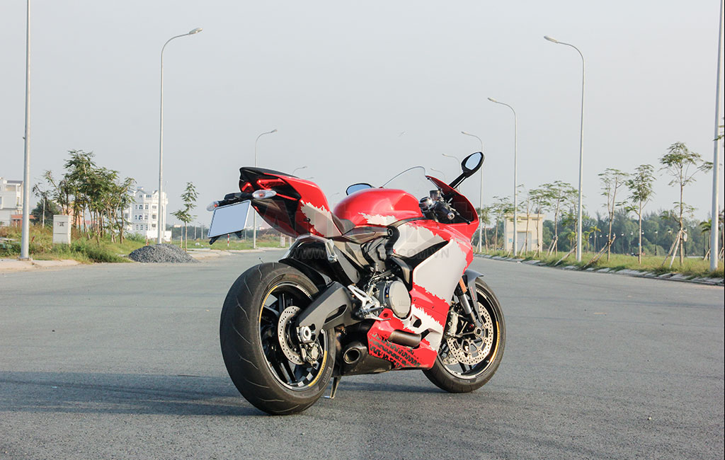 Ducati 959 Panigale sở hữu kích thước dài x rộng x cao lần lượt là 2.056 x 810 x 1.115 (mm), chiều dài cơ sở 1.431mm, dài hơn 5mm so với 899