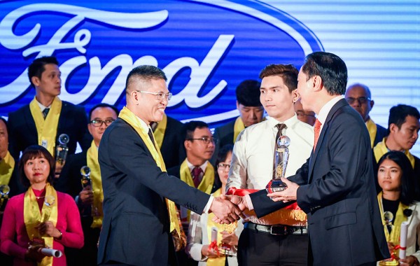  ông Phạm Văn Dũng, Tổng Giám đốc Công ty Ford Việt Nam lên nhận phần thưởng từ ban tổ chức